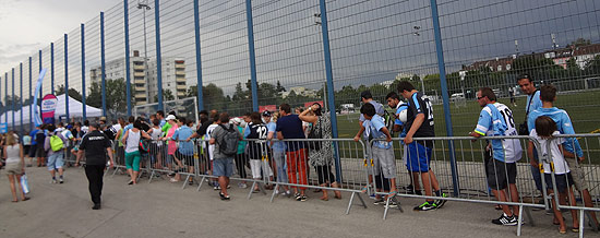 Anstehen für Autogramme der aktuellen Spieler des TSV 1860 München am Fantag... eine wahre Fan-Meile... (©Foto: Martin Schmitz)